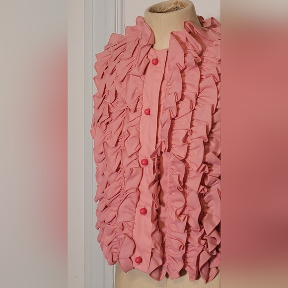 Pink vintage top with ruffles and round wooden buttons. - Picture 2 of 4